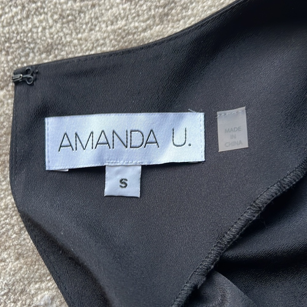 Amanda U black top